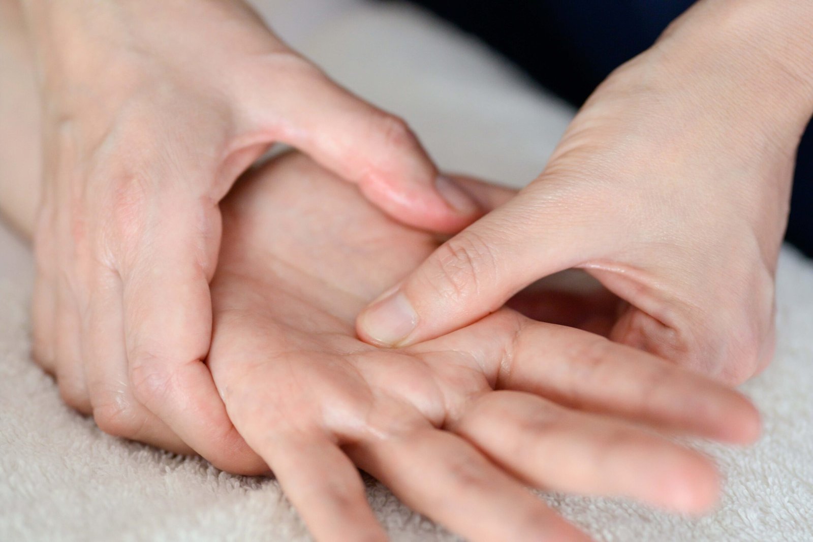 Hand reflexology palmar technique